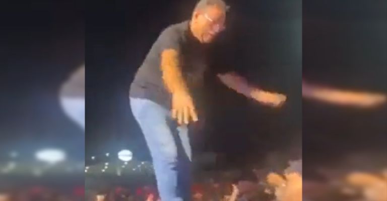 Alcalde se lanza al público desde un escenario y lo dejan caer al piso