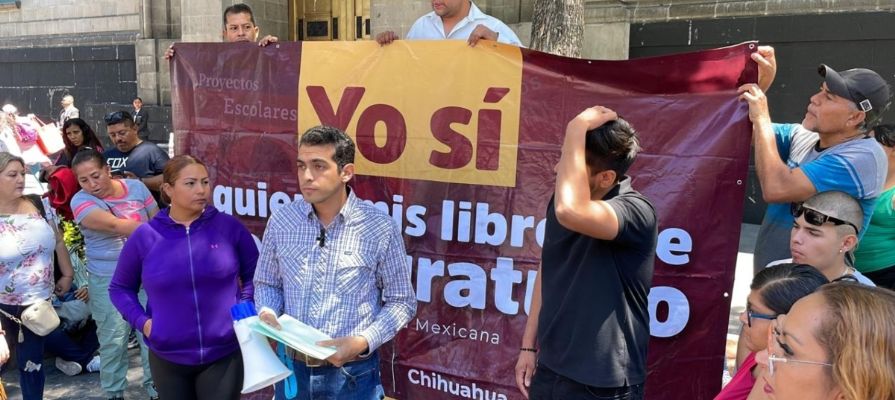 «Yo sí quiero mis libros de texto gratuito»: padres de familia de Chihuahua hacen un plantón frente a la SCJN