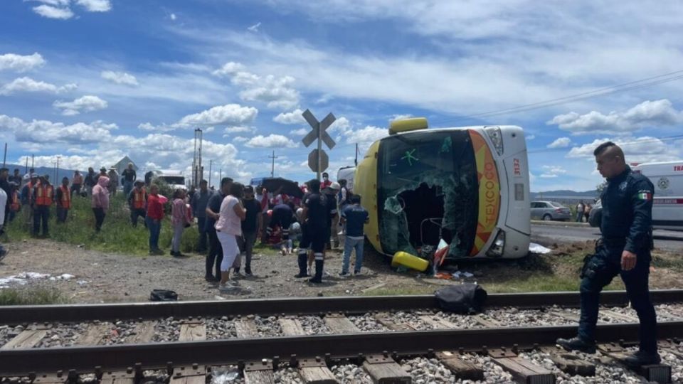 Tren choca contra autobús en Hidalgo, el accidente deja tres muert0s y 25 lesionados