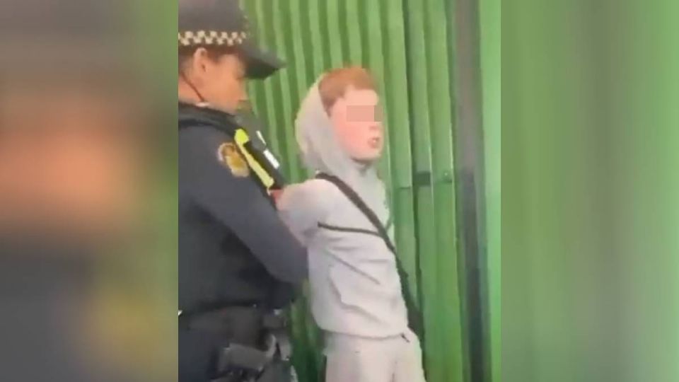 Niño es arrestado y le escupe a una mujer policía: su reacción causa polémica en redes