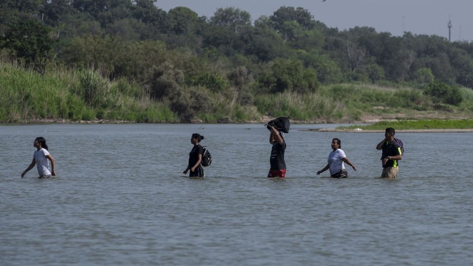 AMLO celebra fallo de juez en EU que ordenó retirar las boyas del Río Bravo