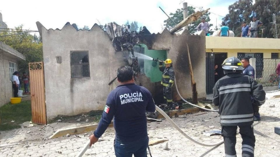 Desplome de avioneta en Puebla deja tres muert0s y daños graves en una vivienda