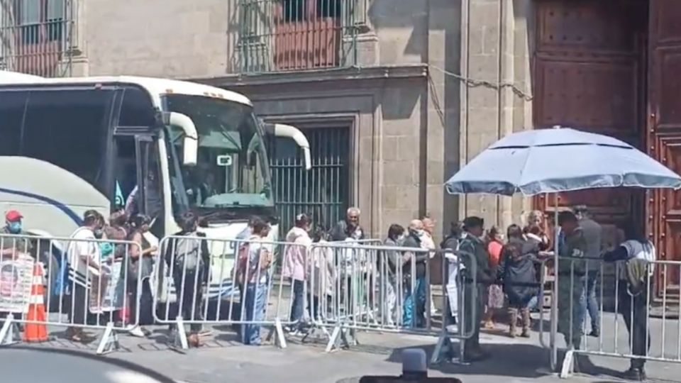 AMLO se reúne con padres de los 43 normalistas de Ayotzinapa en Palacio Nacional