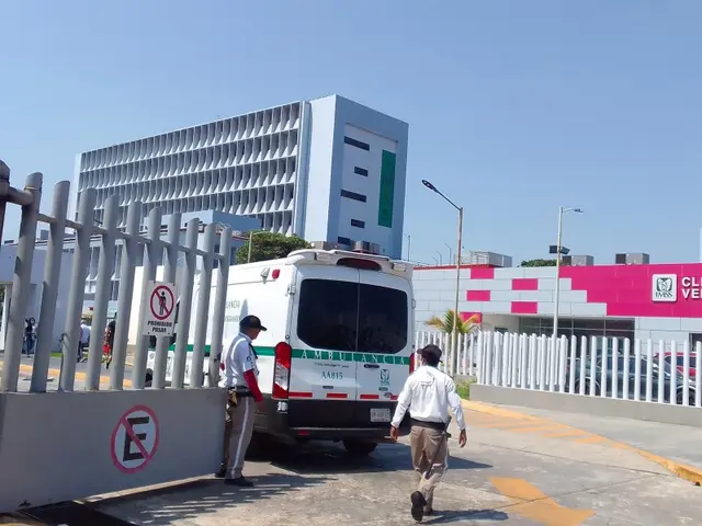 Quedan atrapadas 2 personas en el IMSS Cuauhtémoc de Veracruz