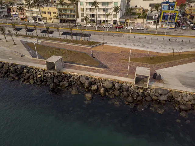 Hallan muert0 a hombre en el mar, por Plaza del Migrante en Veracruz