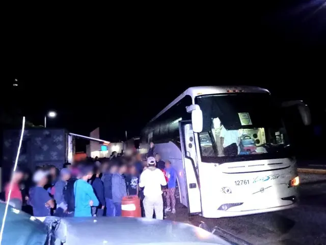 Aseguran a 178 migrantes que viajaban en autobús en Las Choapas