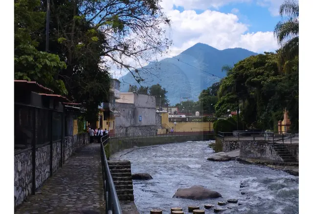 Mujer cae al Río Orizaba cuando intentaba cruzarlo