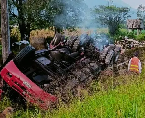 Vuelca tráiler con equipo industrial en Nogales; hay un lesionado