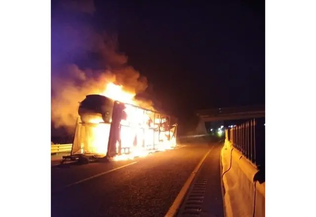 Remolque con autos se calcina en autopista Orizaba-Puebla