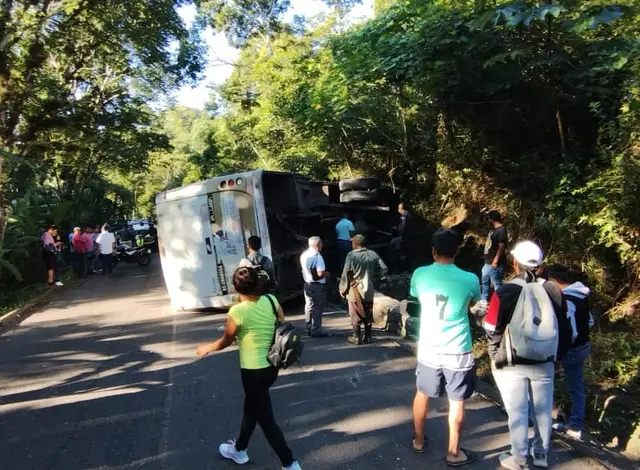 Autobús de pasaje vuelca en zona rural de Córdoba; hay 4 lesionados