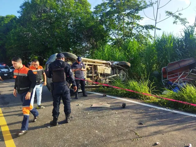 Choque entre volteo y mixto rural deja tres fallecid0s en Las Choapas