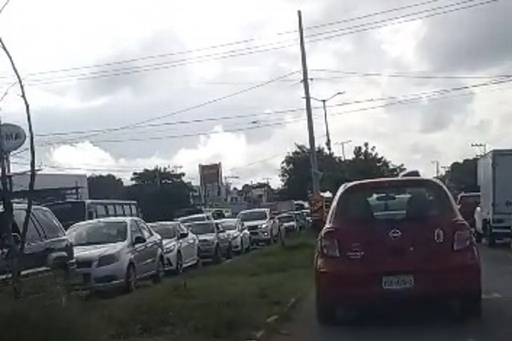 Reportan largas filas de autos en caseta de La Antigua ¡Tome precauciones!