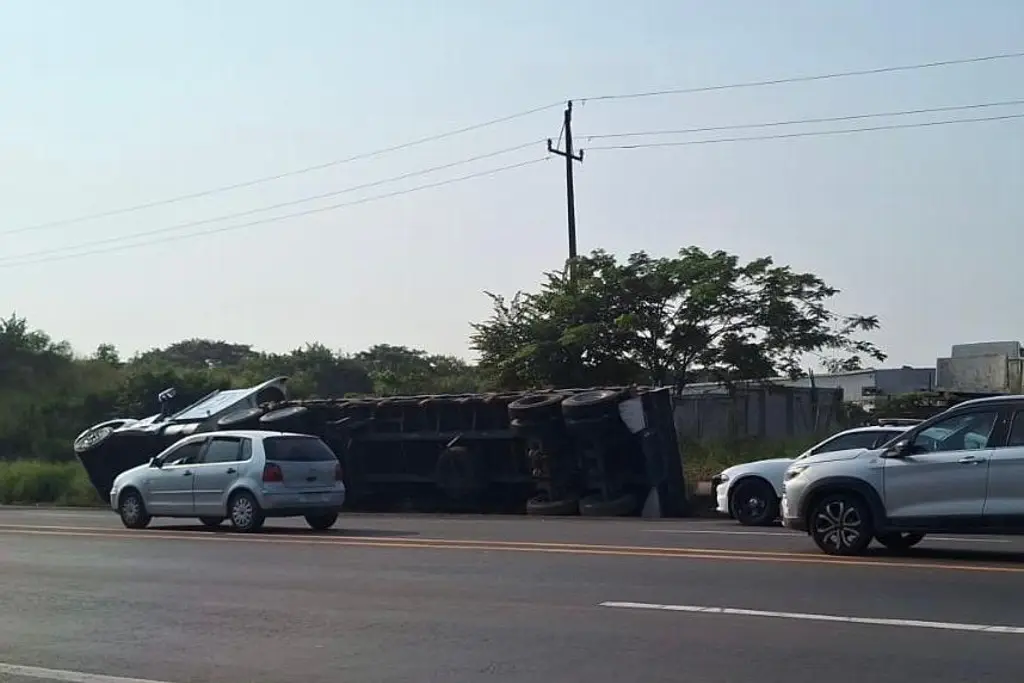 Tráiler queda volcado en carretera Veracruz-Xalapa