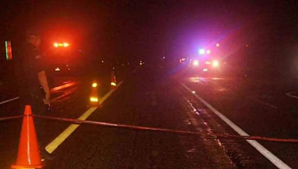 Torton choca de frente a tráiler en libramiento de San Julián