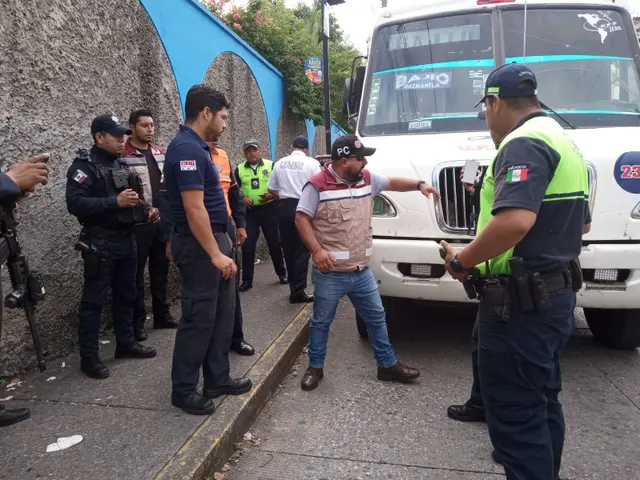 Camión urbano atropella a trabajador de Protección Civil en Córdoba