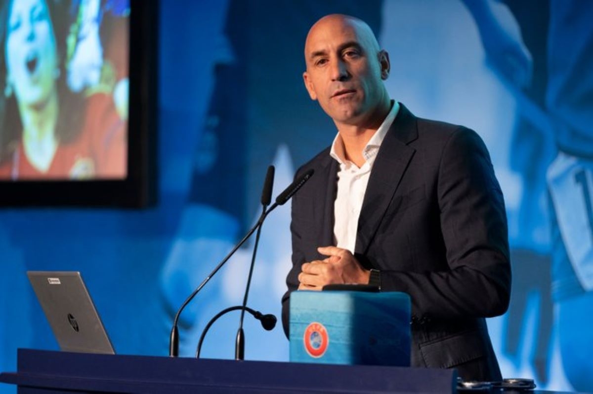 FIFA suspende tres años a Luis Rubiales por el beso a Jenni Hermoso