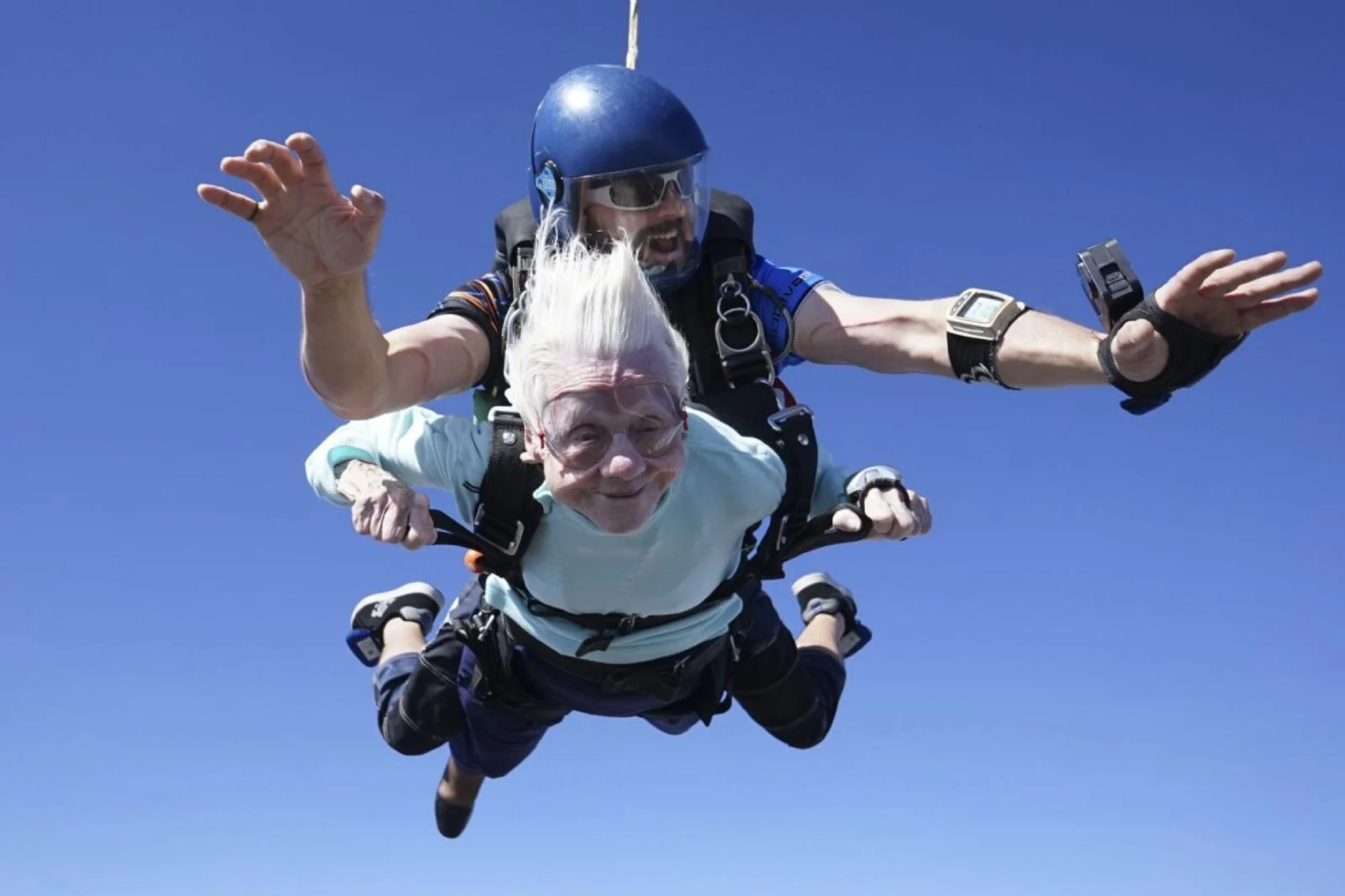 Mujer de 104 años de Chicago muer3 días después de salto en paracaídas que podría ser de récord Guinness