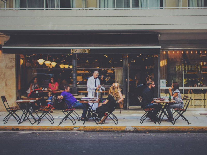 Descubren a hombre que fingía infartos en restaurantes… para no pagar la cuenta