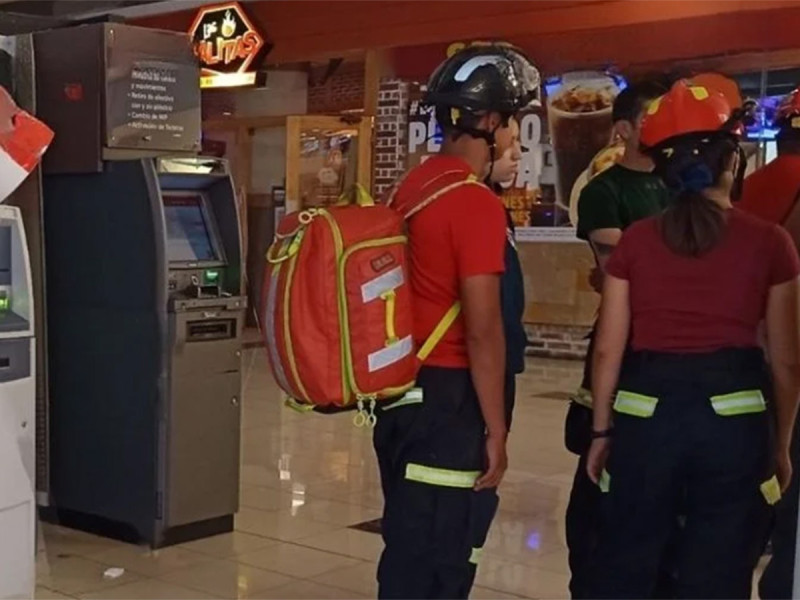 Cae niño desde segundo piso en plaza comercial; cajero “amortigua” la caída