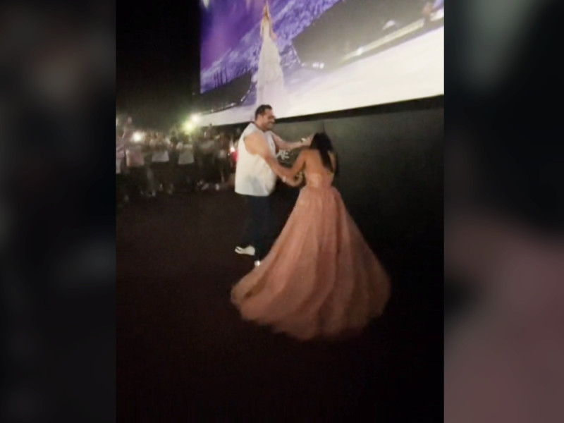 Fan celebra XV años en cine por película de Taylor Swift; se viraliza