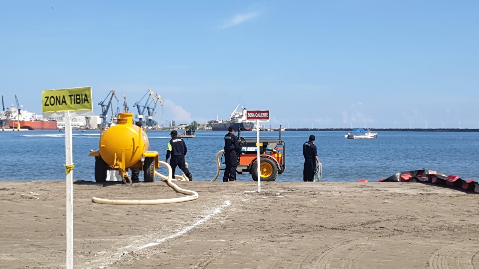 SEMAR realiza simulacro de fuga de hidrocarburos en playa de Veracruz puerto