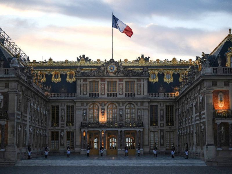 Evacuan nuevamente el Palacio de Versalles en Francia por amenaza de bomba