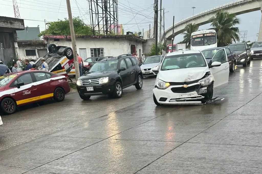 Durante la mañana de este lunes se registró otro accidente en la avenida Ejército Mexicano de lado del municipio de Veracruz.