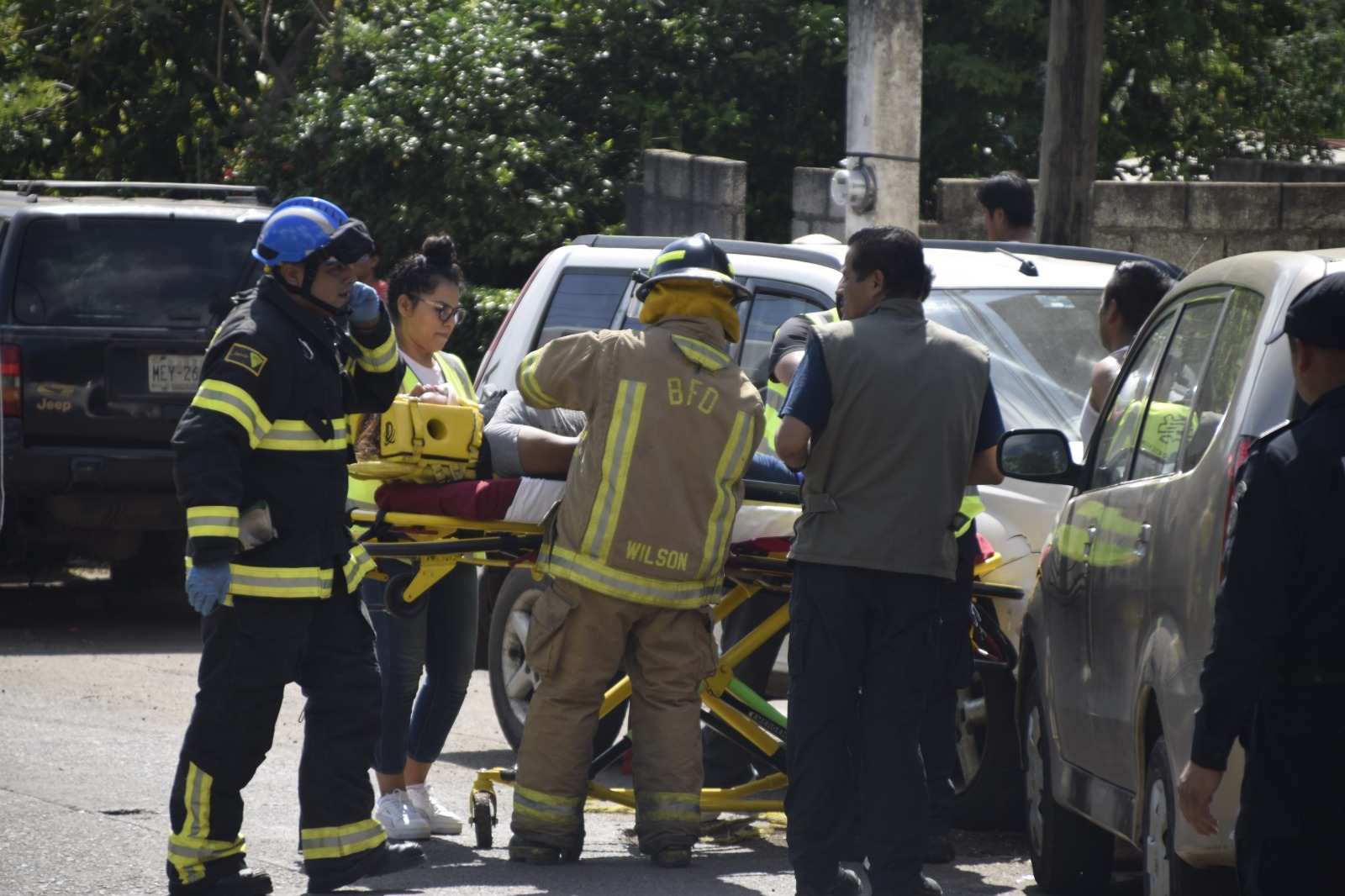 Mujer prensada en accidente entre camionetas