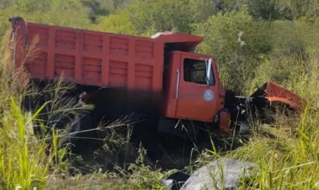 Camión vuelca en autopista de Plan del Río; hay lesionados