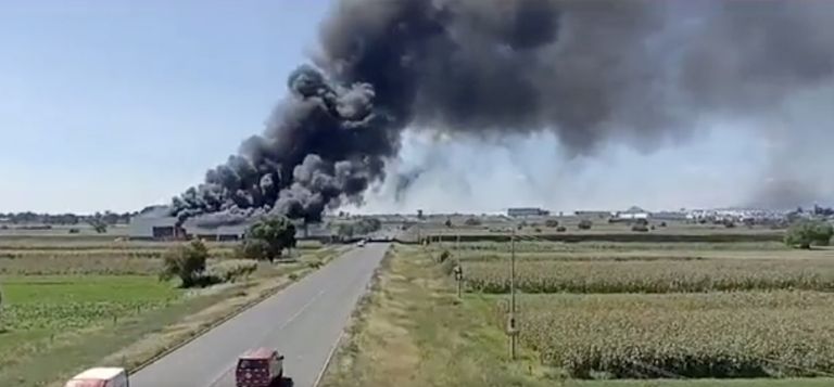 Feroz incendio consume una fábrica en Santa Ana Xalmimilulco, Puebla