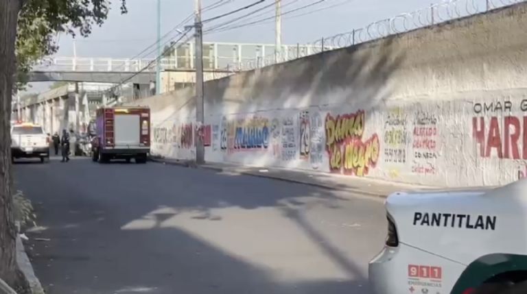 Aparece un cuerpo colgado en un puente peatonal en la estación Pantitlán