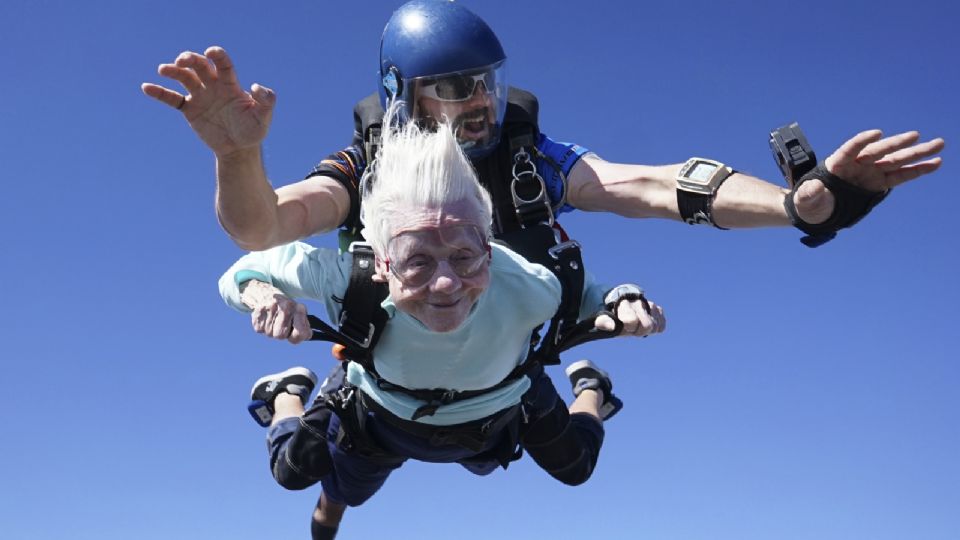 ¡Increíble! Abuelita de 104 años de edad se lanza en paracaídas para imponer nuevo récord