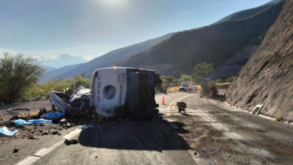 Muer3n 17 migrantes tras volcadura de autobús en la autopista Oaxaca-Cuacnopalan