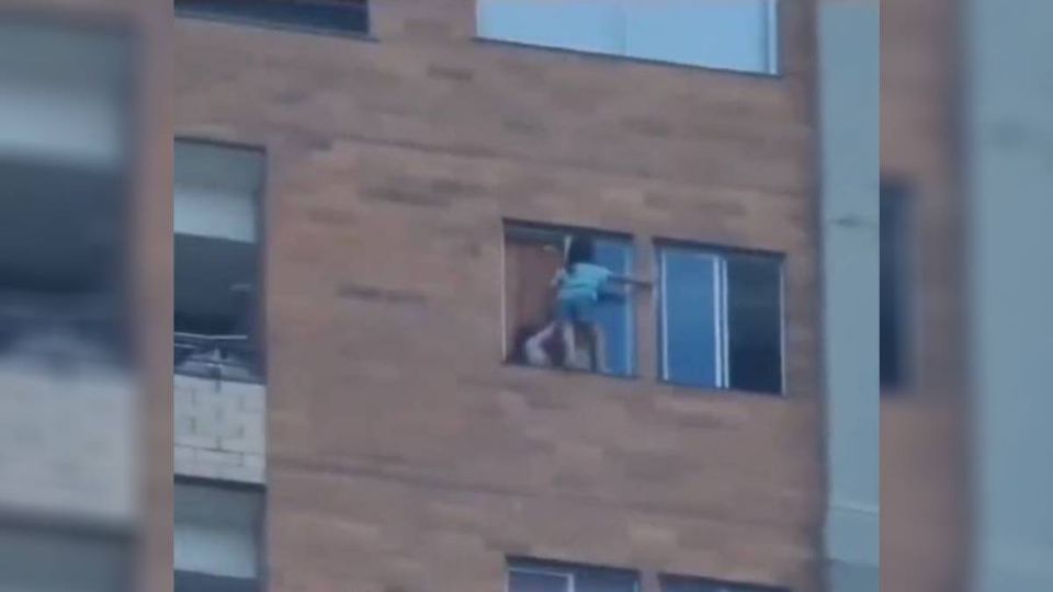 Niñas juegan afuera de la ventana de su casa desde un alto edificio de más de 12 pisos