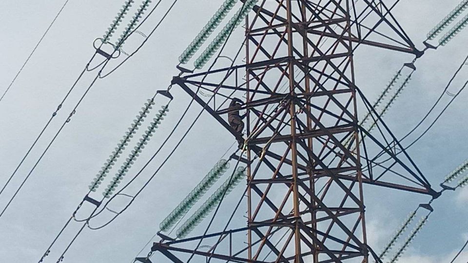 Sube a una torre eléctrica tras ser rechazado de un empleo y deja sin luz a Hermosillo