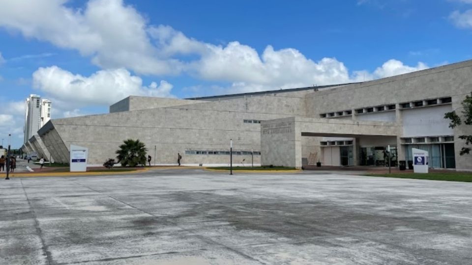 Falla mecánica provoca desplome de elevador en hospital de Yucatán