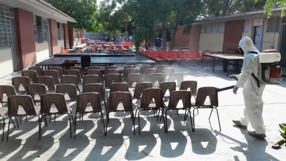 Realizan desinfección de escuela en Oaxaca luego de la intoxicación de estudiantes