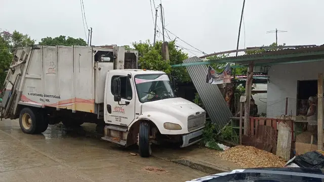 Camión de basura se queda sin frenos e impacta vivienda, en Oluta