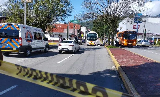 AU embiste a una pareja de motociclistas en Orizaba; mujer mu3re