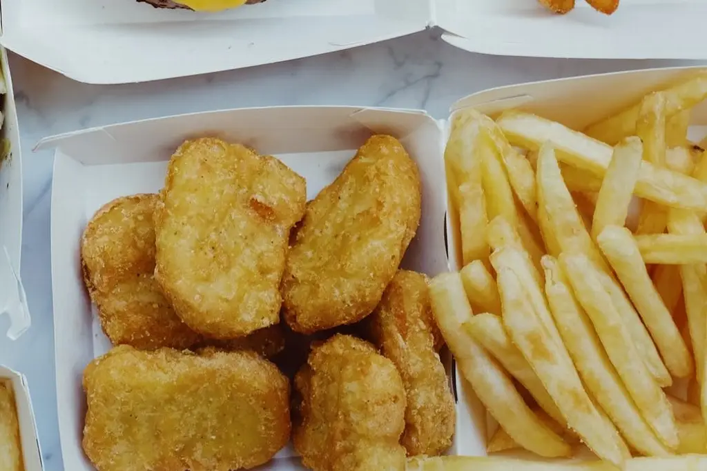 Retiran del mercado nuggets de pollo; encuentran trozos de metal