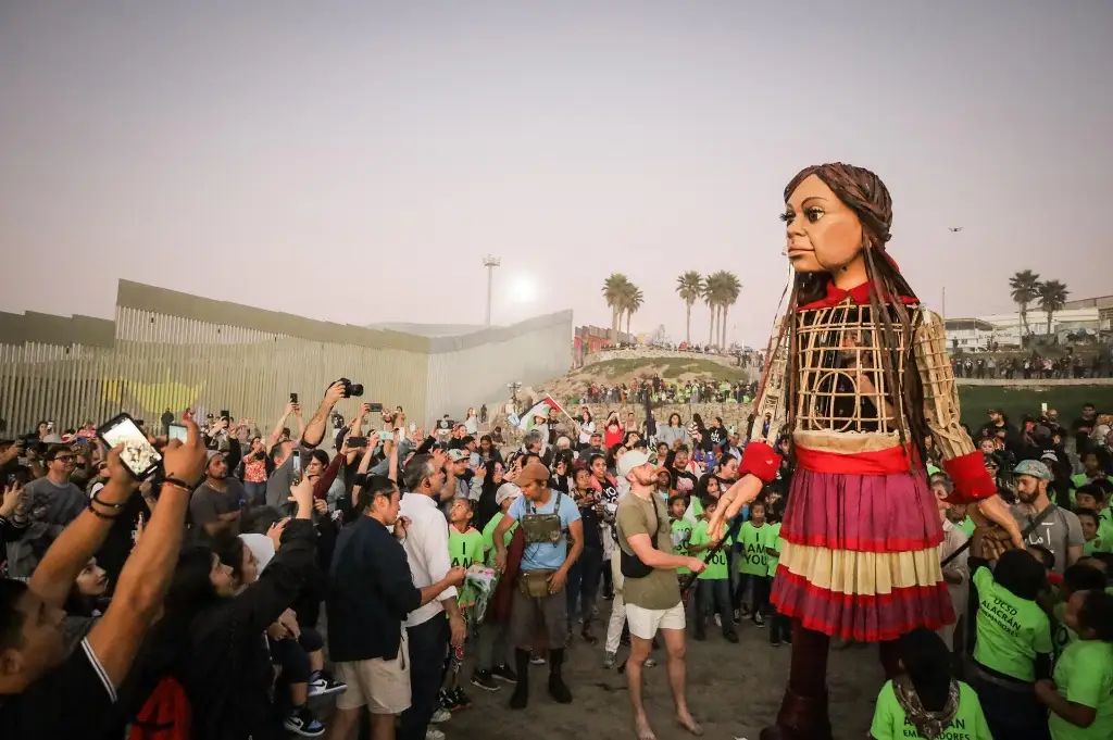 La marioneta Amal llega con mensaje de esperanza al muro fronterizo en Tijuana