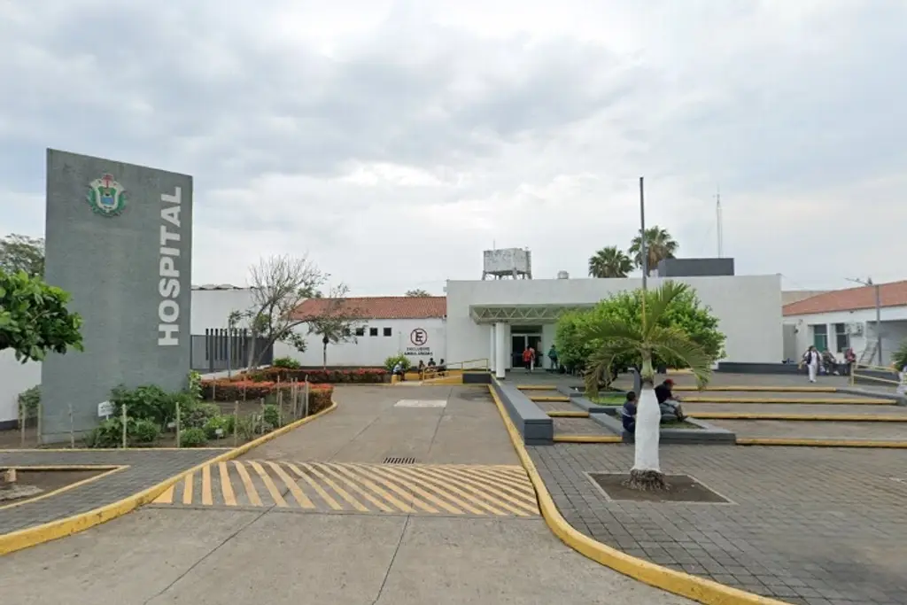 Autobús embiste a mujeres motociclistas en Cardel; una muere y la otra está grave