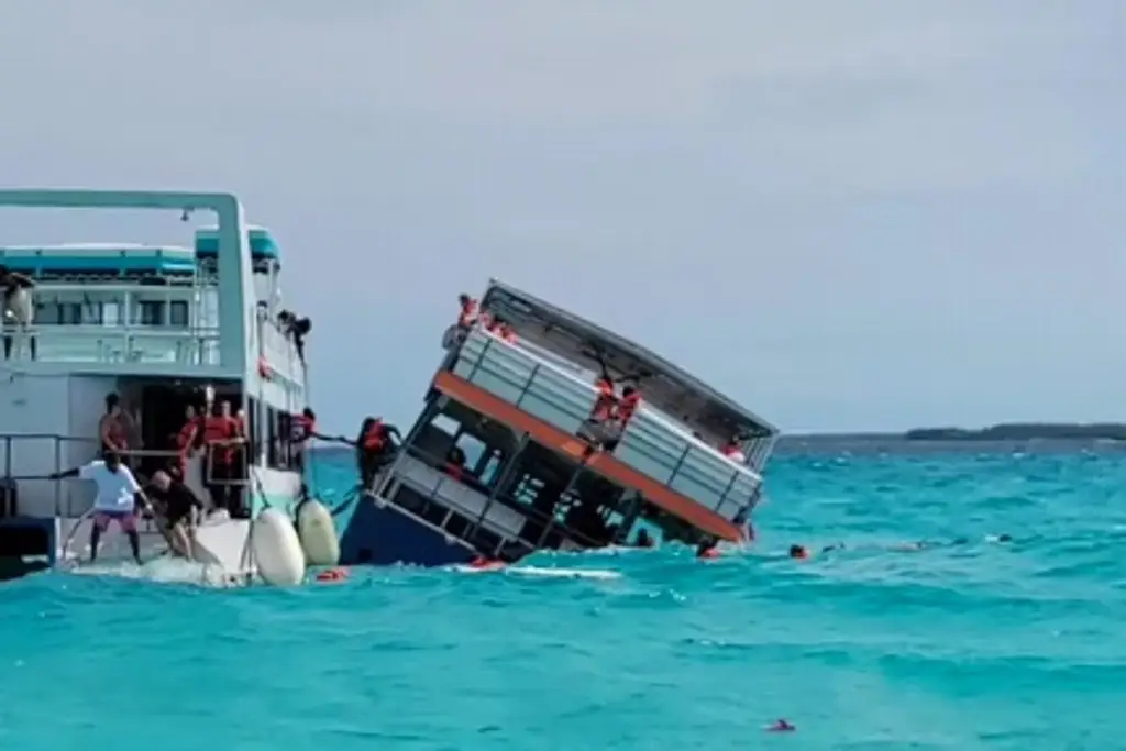 Ferry se hunde con más de 50 pasajeros en medio del mar