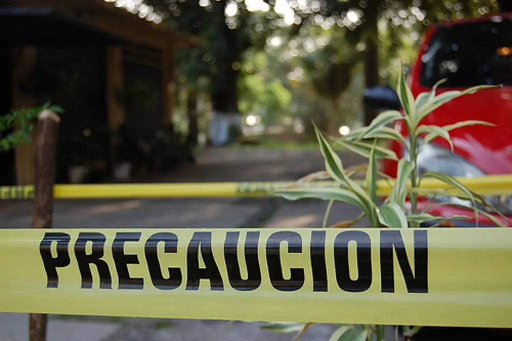 Se desploma techo de gimnasio; muere una joven y 60 resultan heridos