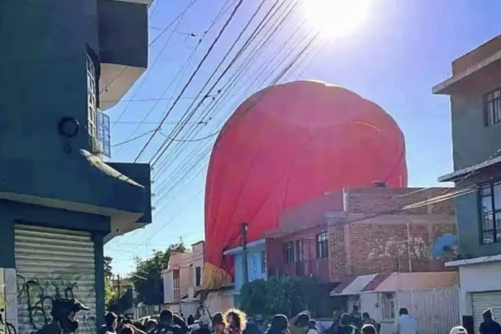 Globo aerostático cae entre calles rozando varios cables