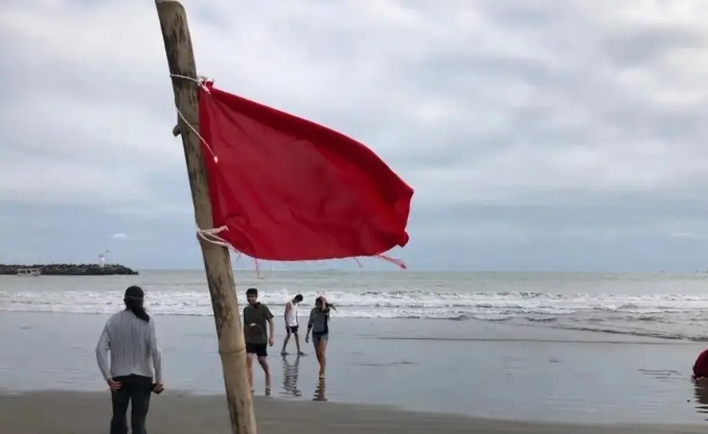 Cables reventados por evento de norte en Veracruz; playas están cerradas