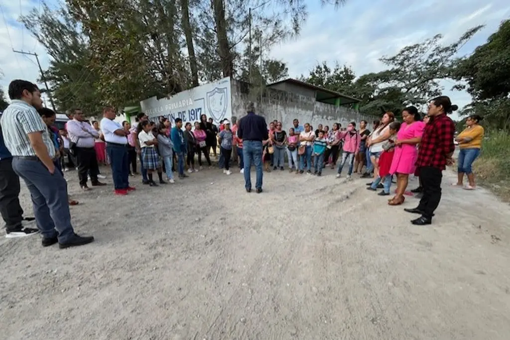 En esta escuela de Veracruz, ponen hasta el guardia de seguridad a dar clases