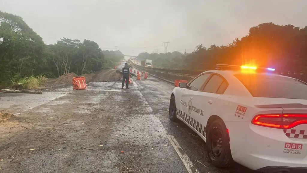 Enorme socavón deja un solo carril de circulación en ambos sentidos