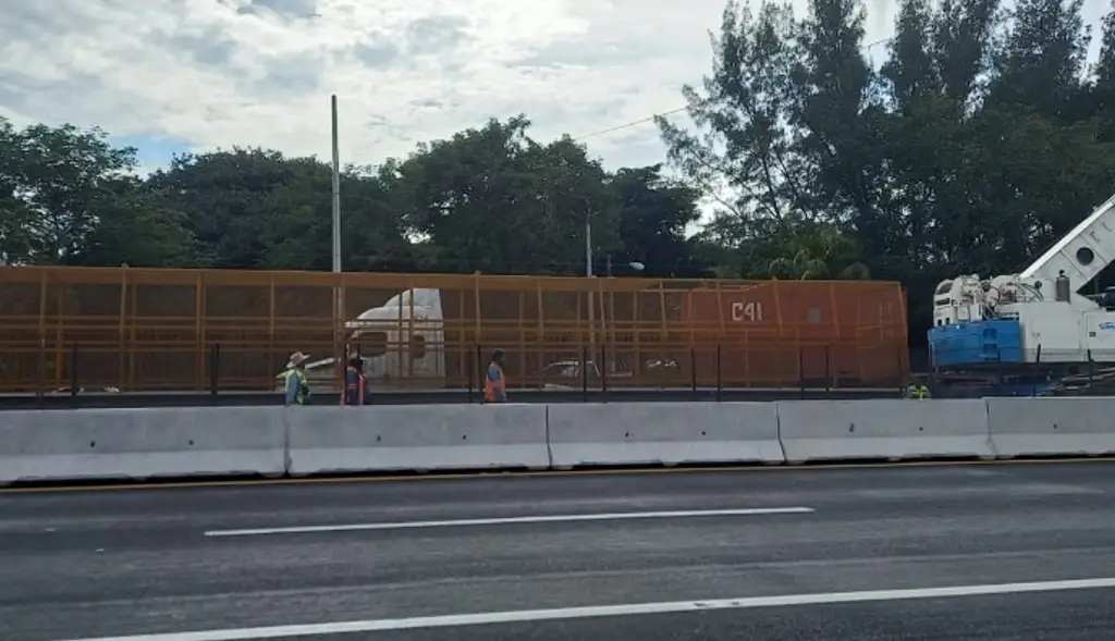 Colocan puente peatonal en autopista Veracruz-Cardel; reportan caos vial