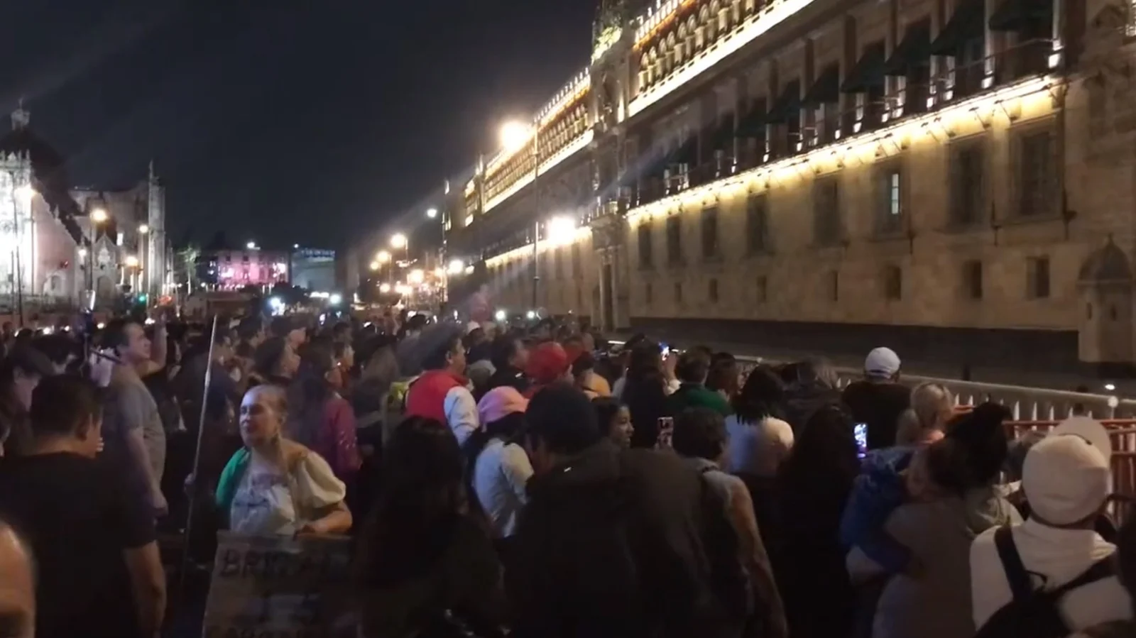 Simpatizantes llevan mariachis a Palacio Nacional para celebrar cumpleaños 70 de AMLO